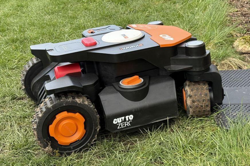 Mähroboter mit Frontradlenkung wendet auf einem Rasenhang ohne Spurrillen